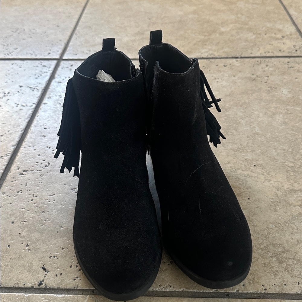 Vince Camuto Black Fringe Suede Booties W 9.5